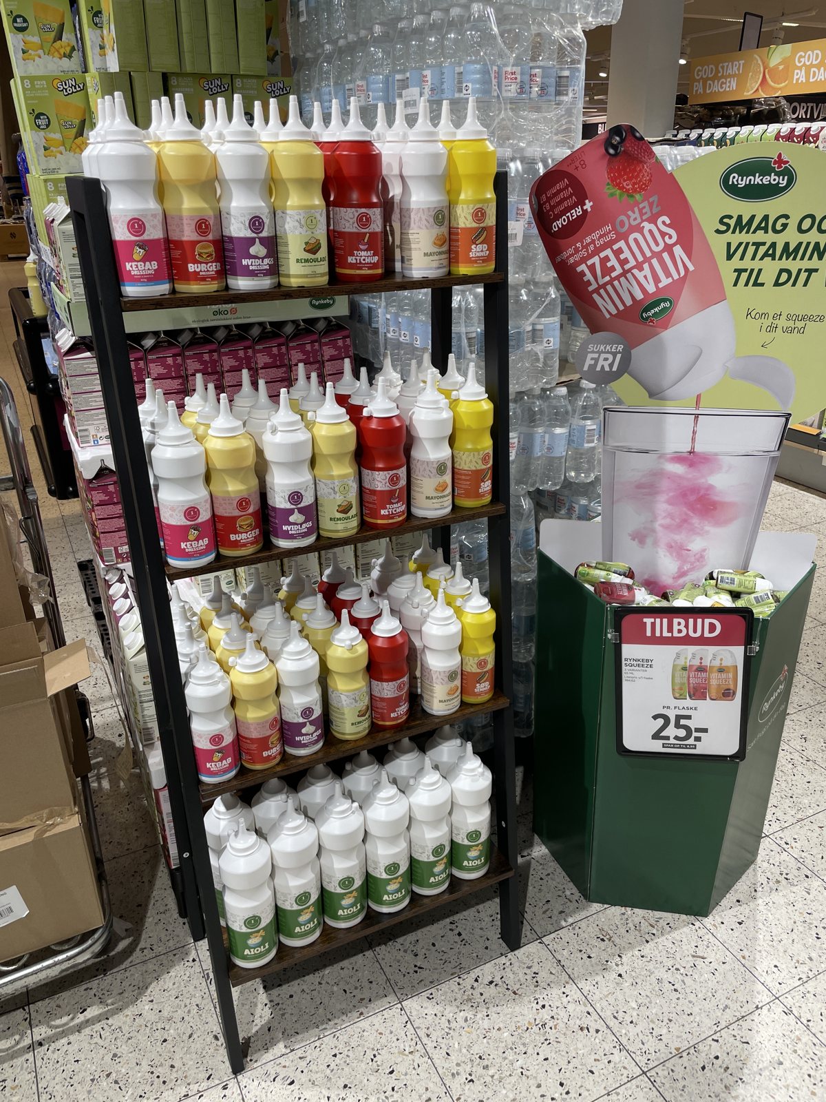 1 Dressing floor display with the full range of squeeze bottles