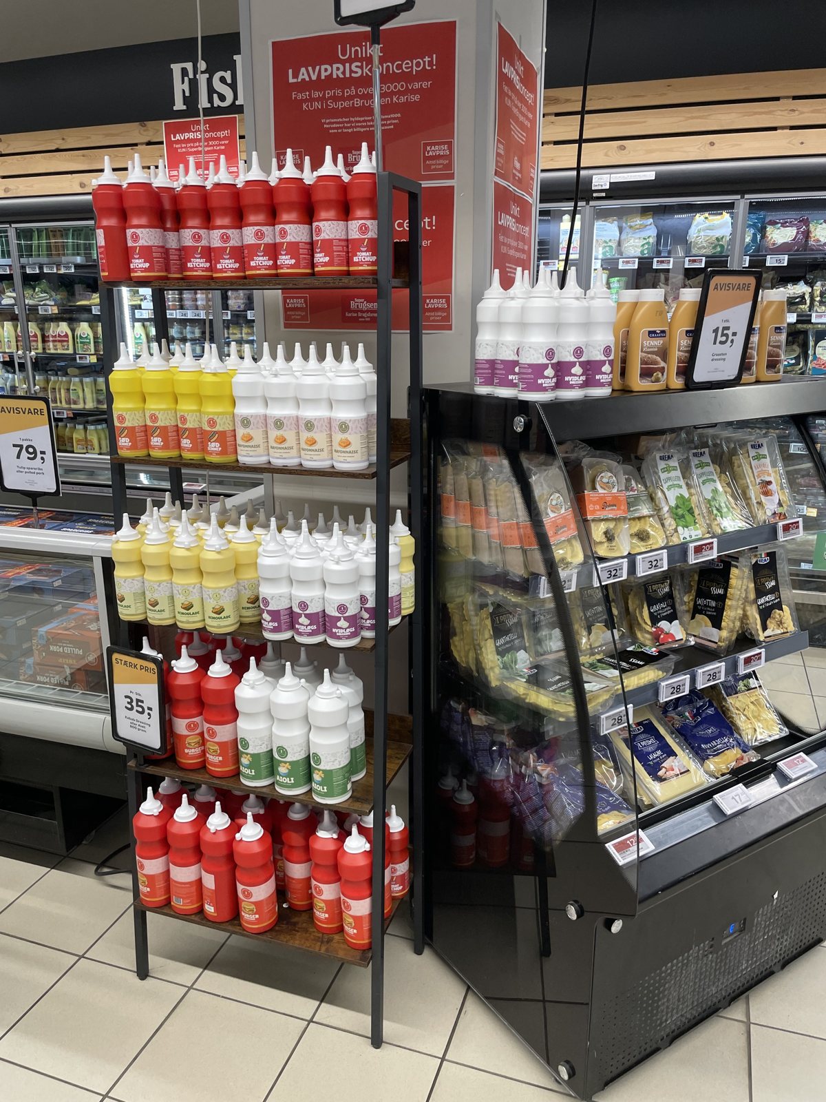 Tall 1 Dressing display with ketchup, Sød Sennep, mayonnaise, remoulade, garlic dressing, burger dressing and aioli